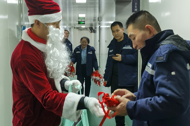 圣誕節(jié)發(fā)放圣誕果